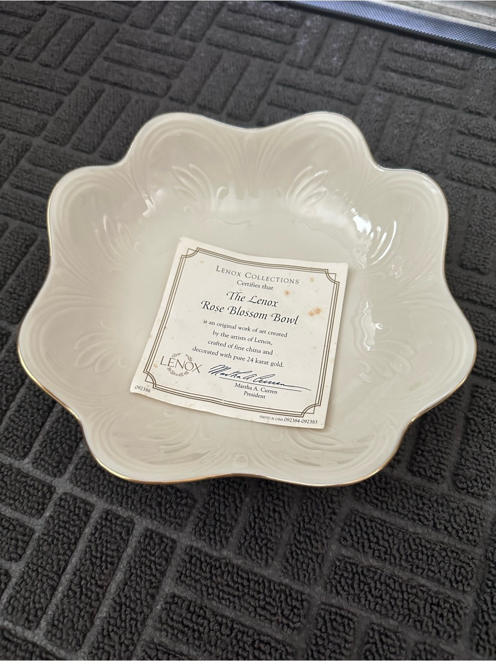 Lenox Cream Floral Scalloped Serving Bowl with Gold 24 k Edge